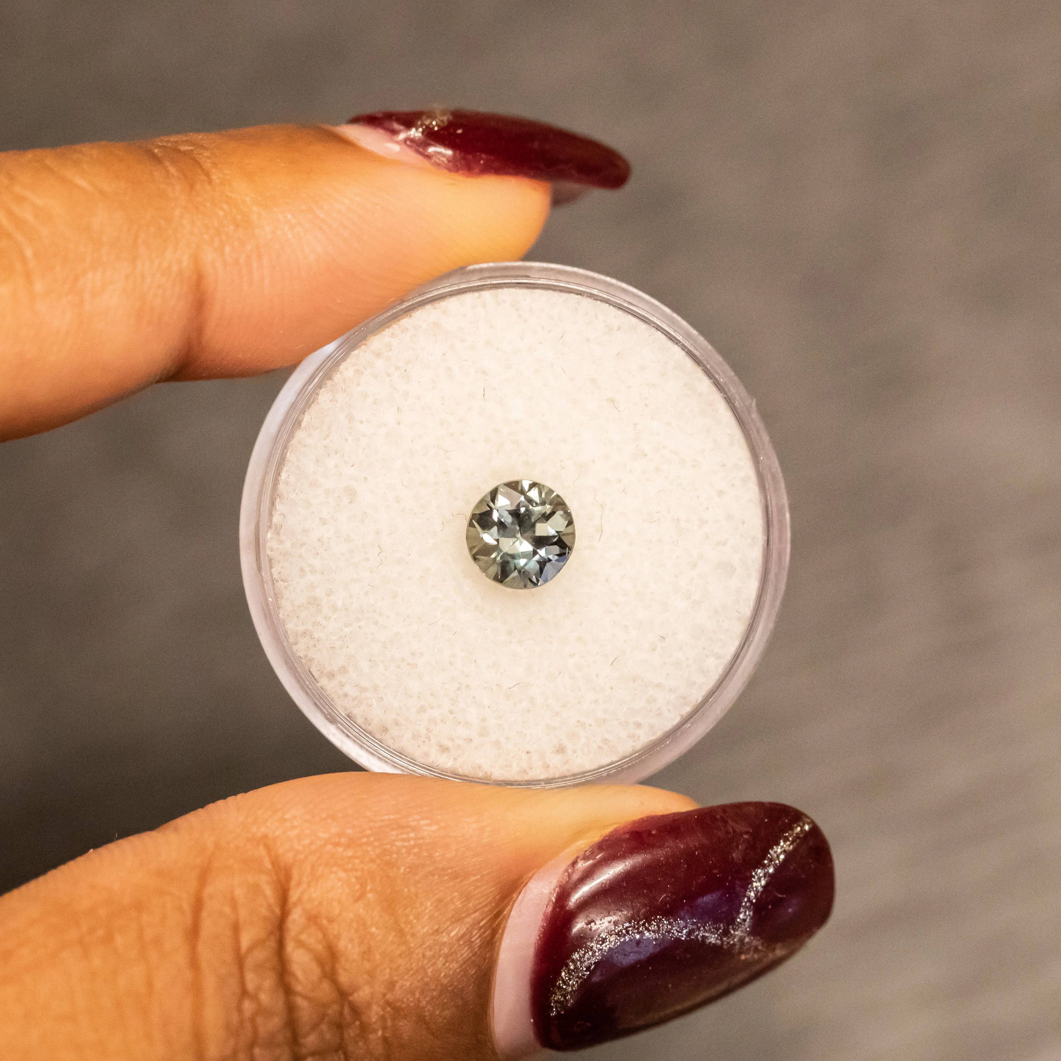 1.03CT ROUND COLOR-SHIFTING AFRICAN SAPPHIRE, GREY GREEN BLUE, 5.99X4.20MM