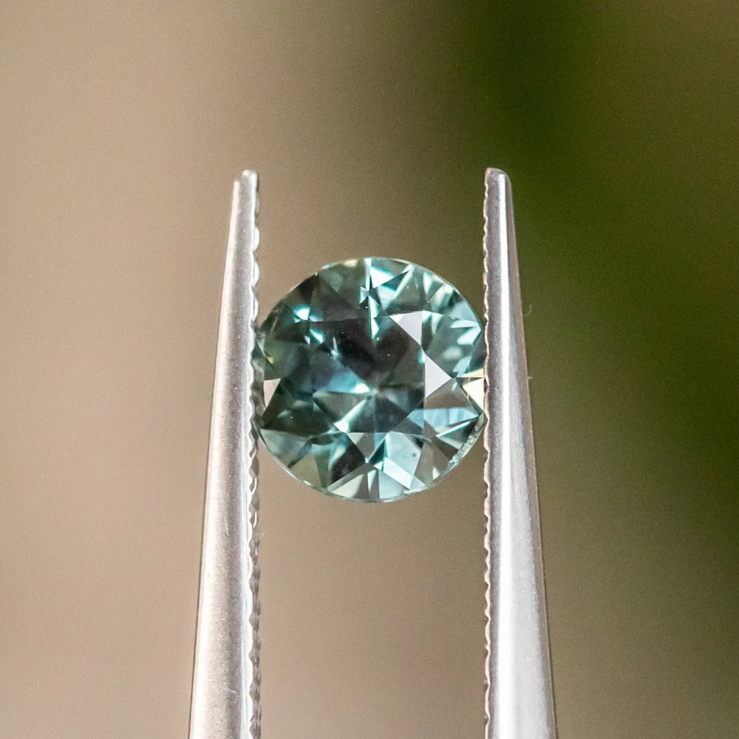 1.03CT ROUND COLOR-SHIFTING AFRICAN SAPPHIRE, GREY GREEN BLUE, 5.99X4.20MM