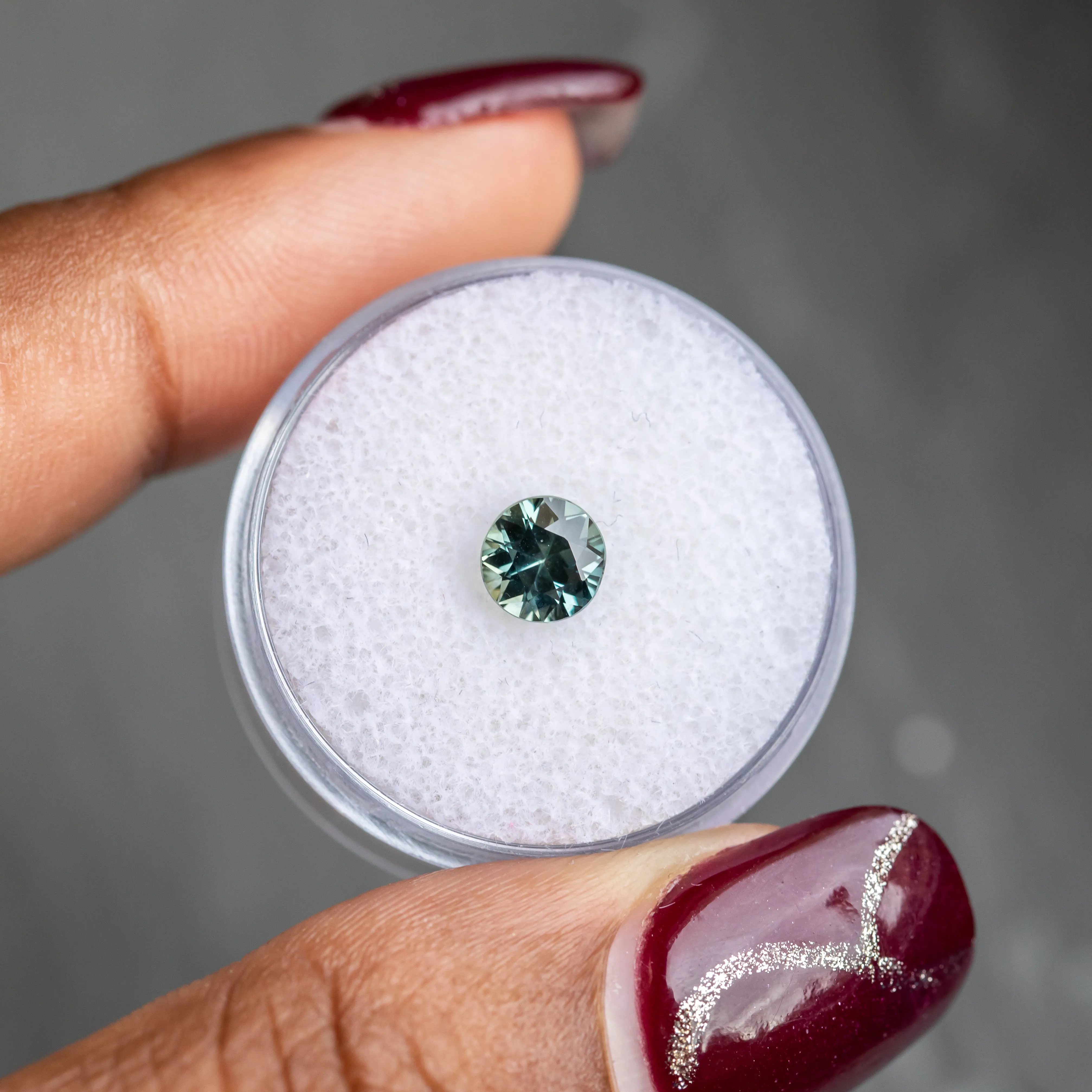 1.03CT ROUND COLOR-SHIFTING AFRICAN SAPPHIRE, GREY GREEN BLUE, 5.99X4.20MM