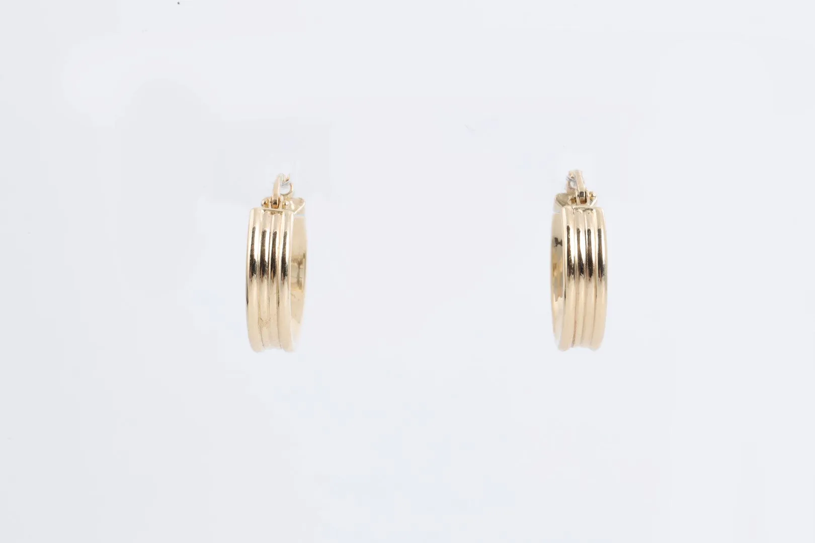 14k Yellow Gold Grooved Hoop Earrings (2.03g.)