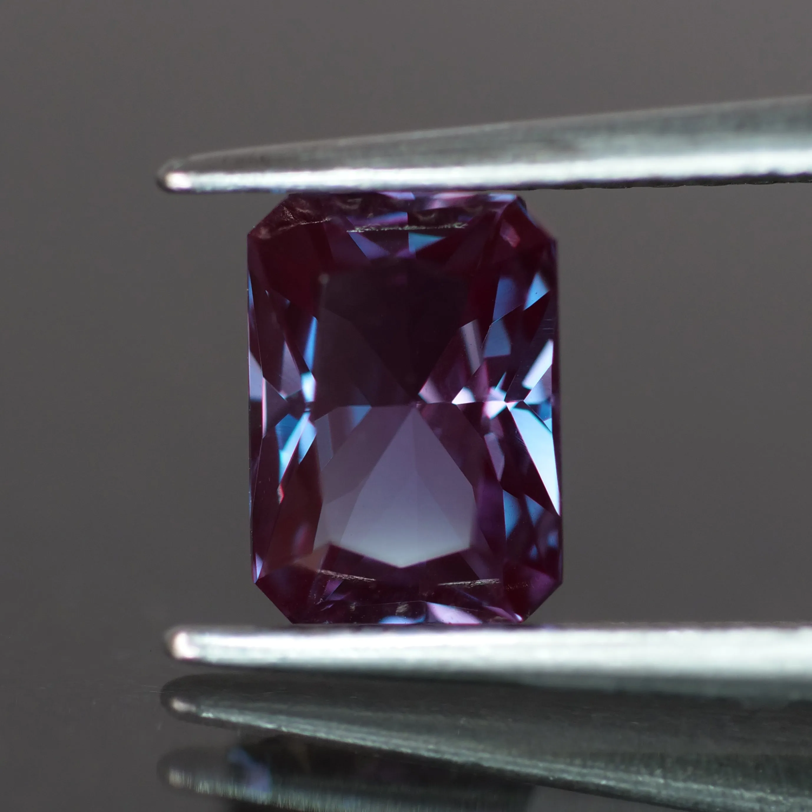 Alexandrite | lab created, colour changing, emerald cut 7x5 mm, 1.1ct