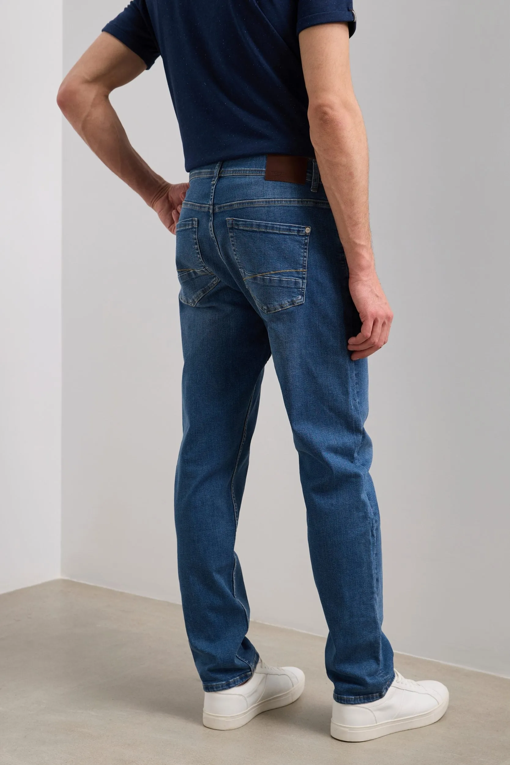 Comfort fit five pocket jeans