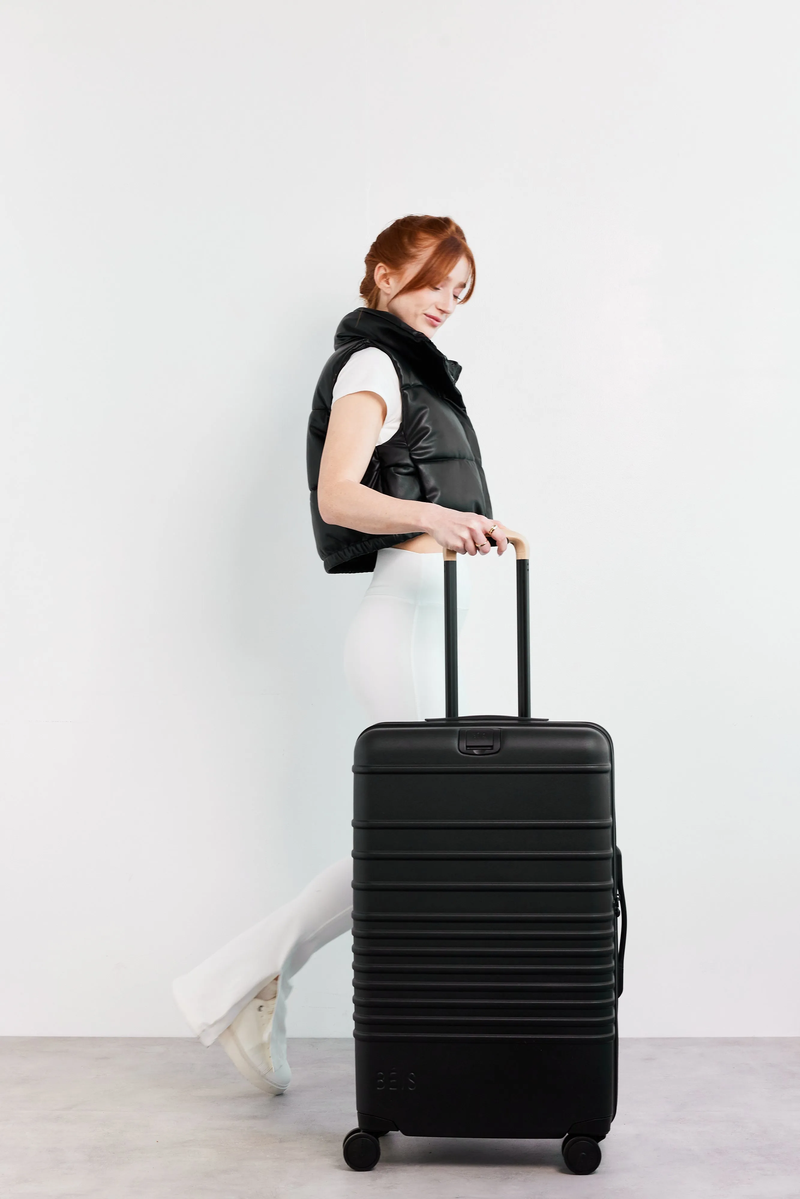 The Medium Check-In Roller in Black