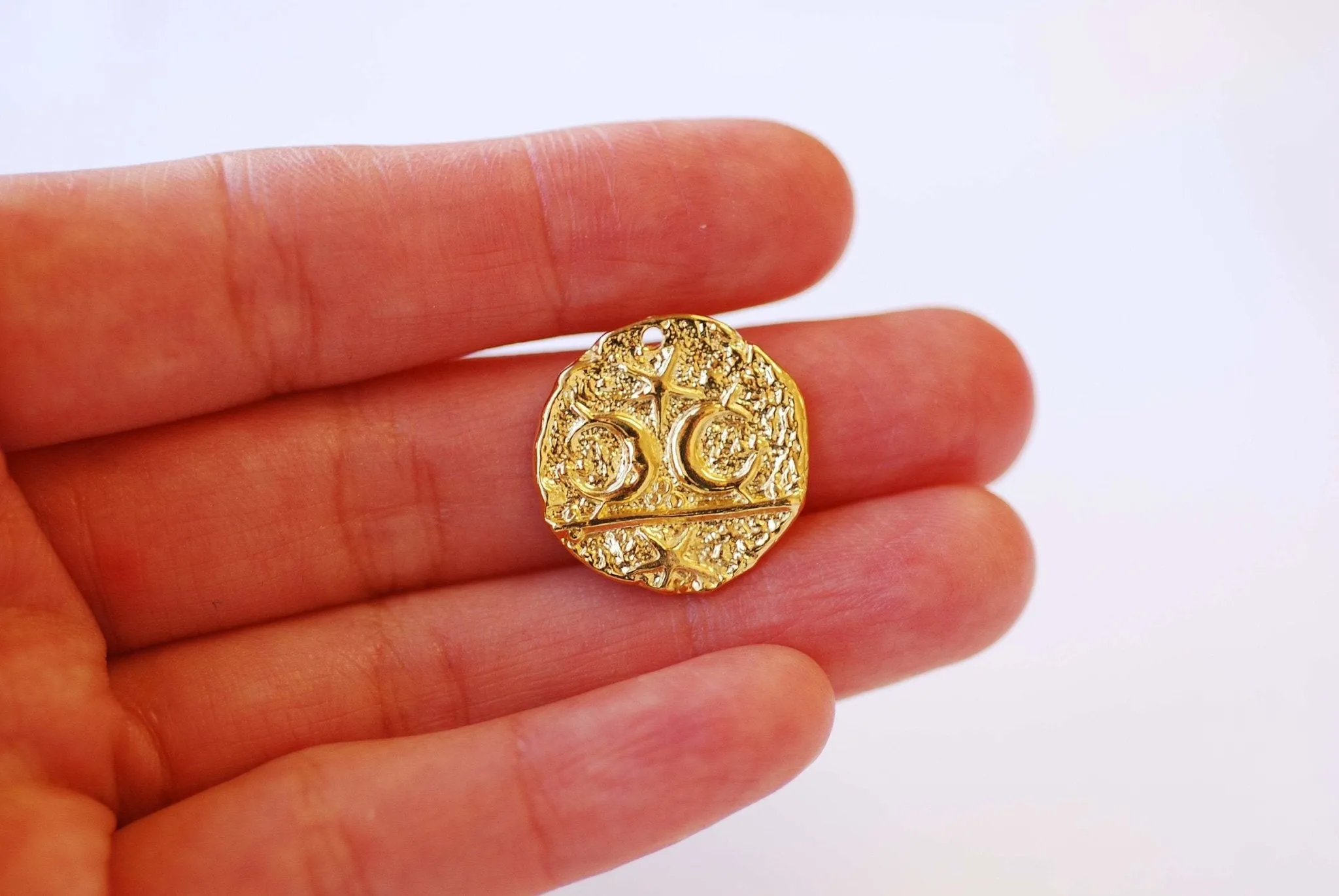 Vermeil Gold Wholesale Moon and Star Medallion Pendant - 18k gold plated 925 Sterling Silver, Astrology Round Disc Charm Pendant, Vintage Coin, J390